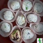 Questa ricetta è eseguita in collaborazione con Maria La Malfa, utilizzando un 'estrattore'. Gli estrattori estraggono succo puro da frutta o verdura e producono degli 'scarti' disidratati che possono essere a loro volta usati per produrre altre pietanze. Così ecco qua dei dolcetti che posso essere consumati cotti o crudi e modificati secondo i vostri gusti/ciò che avete usato per estrarre il succo.