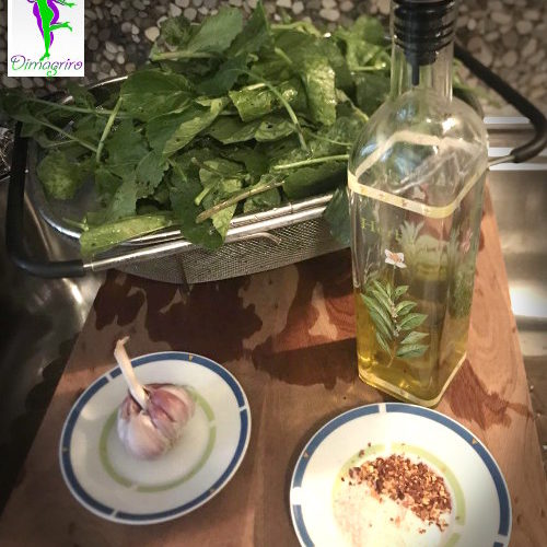 “ Il Cavolicello è la verdura “regina” del territorio etneo. E’ una specie diffusa nelle aree che si affacciano sul Mediterraneo centro-occidentale. In Italia è presente nelle regioni centro-meridionali dove non è uniformemente distribuita. In Sicilia si riscontra quasi esclusivamente sui suoli cristallini dei Peloritani, sulle vulcaniti di alcune isole minori (Linosa, Ustica, Eolie) e sull`Etna dove è largamente diffusa, dal livello del mare fino a 1200 m. La pianta cresce un po’ ovunque, prediligendo, tuttavia, in modo particolare i vigneti. Si raccolgono, i giovani getti delle piante adulte; qualche volta anche le foglie tenere oppure l’intera pianta appena germinata, viene raccolta dall’autunno alla primavera. Questa verdura ha un gusto deciso, inconfondibile e gradito al palato (un po' amaro); esso è dovuto ad un eteroside sulfonato che è una sostanza aromatica.”