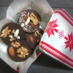 Questa ricetta è eseguita in collaborazione con Maria La Malfa, grazie alla quale usando estrattori di succo, farine di grani antichi macinate in pietra, zuccheri non raffinati, frutta di stagione, secca o disidratata, realizzeremo nuovi tipi di dolci (e non solo) che possono essere assunti dai pazienti in fase di 'mantenimento', per la loro quotidiana nutrizione consapevole.