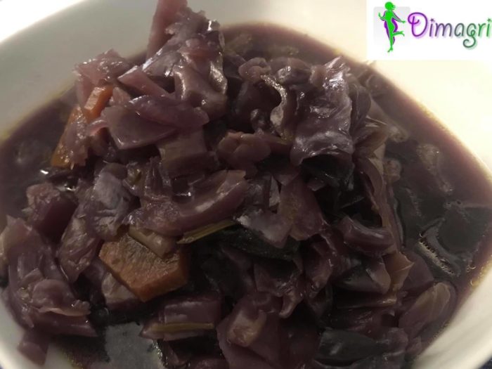 Minestra di cavolo viola aromatizzato salvia e rosmarino
