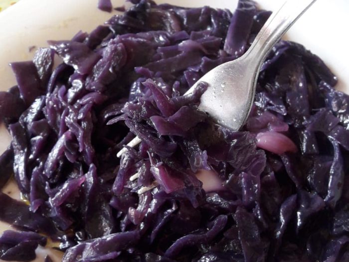 Cavolo viola insaporito al peperoncino in vasocottura
