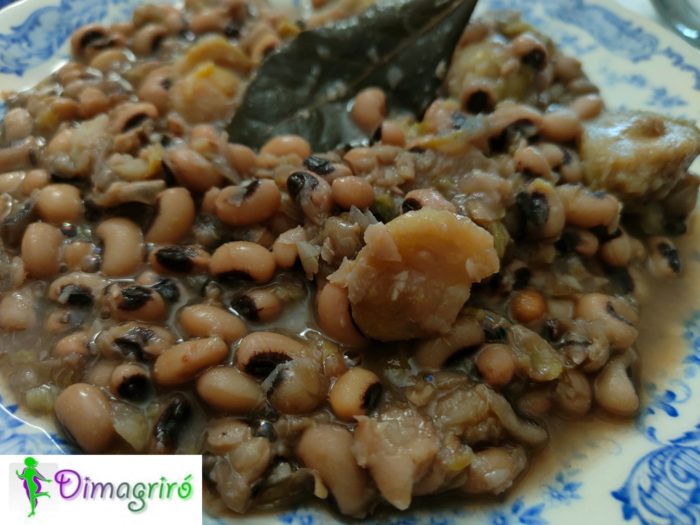 Zuppa di fagioli dell’occhio e cavoletti