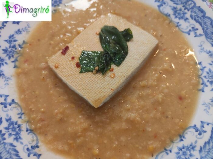 Tofu insaporito al basilico su letto di lenticchie gialle